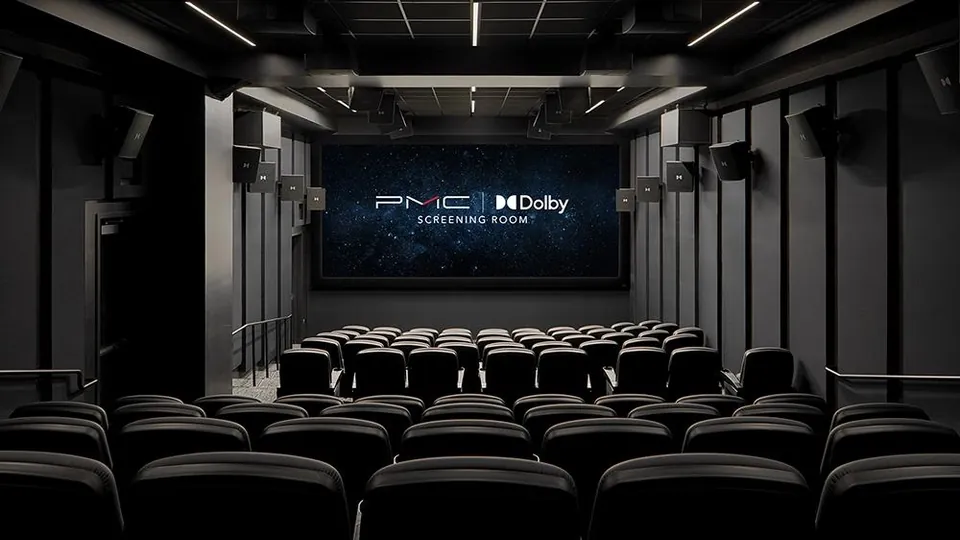قاعة عرض سينمائي بجدران معالجة وإضاءة جانبية